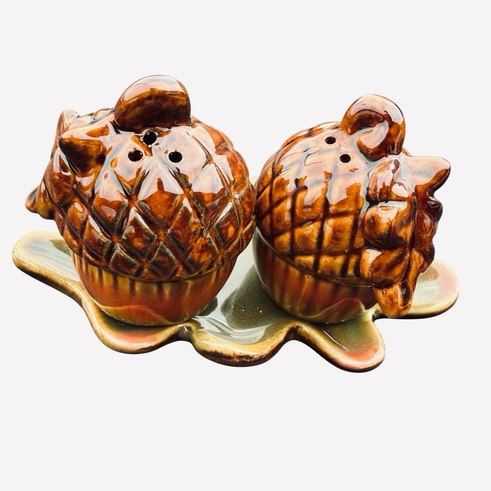 Acorn Salt & Pepper Shaker Set
